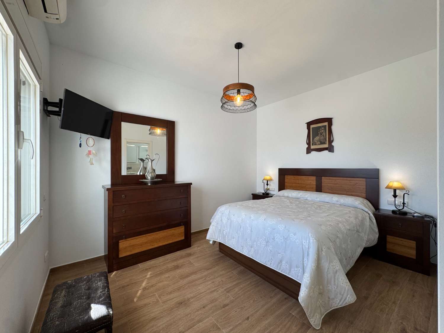 Villa en una sola planta reformada íntegramente, piscina nueva y gran porche con cocina de nueva construcción.