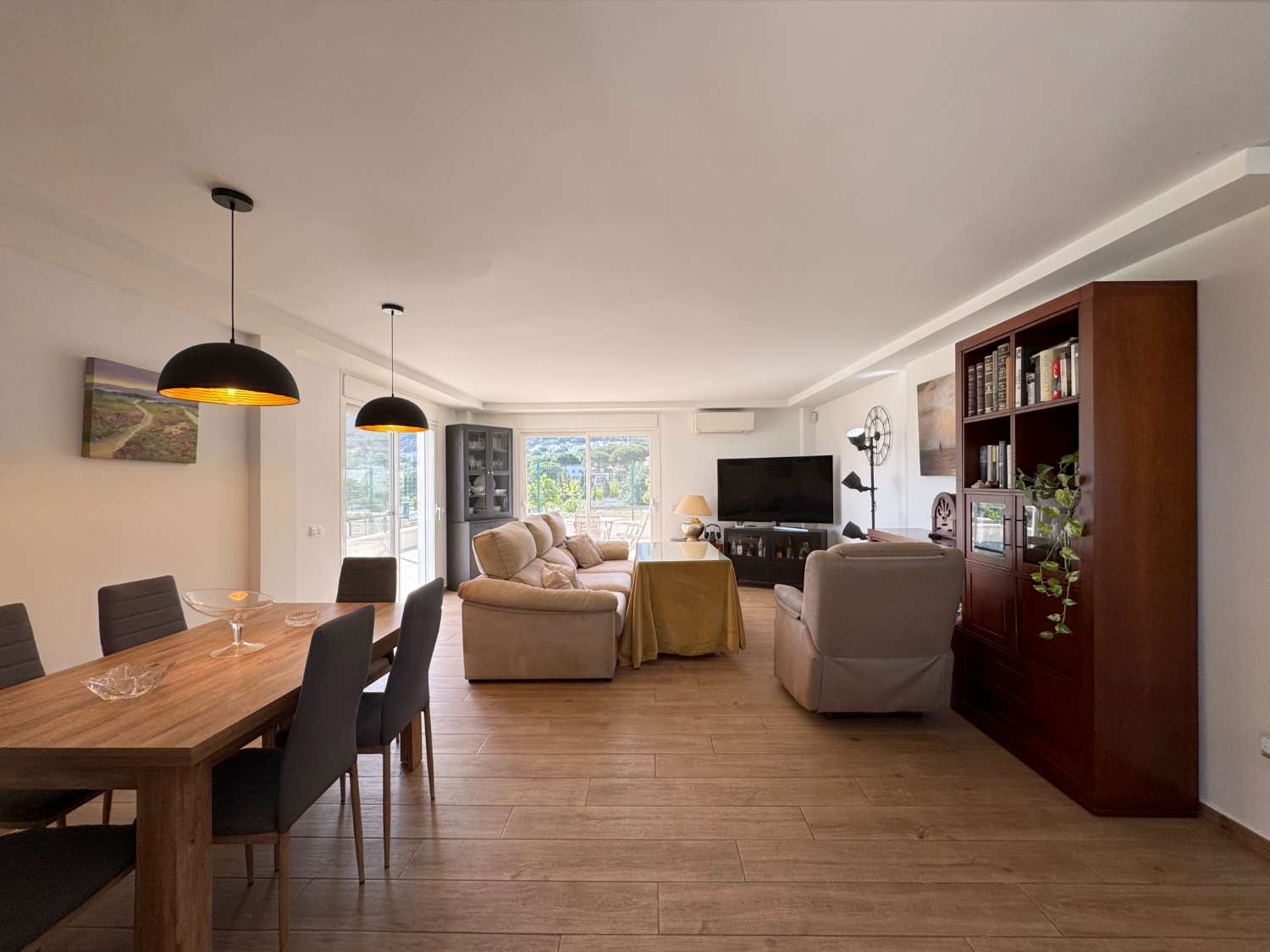 Villa en una sola planta reformada íntegramente, piscina nueva y gran porche con cocina de nueva construcción.