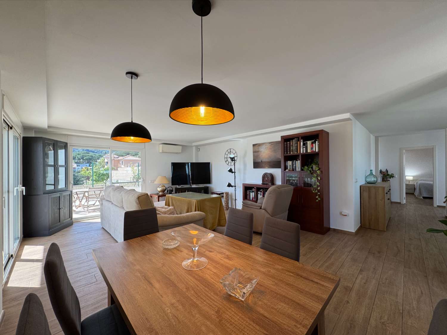 Villa en una sola planta reformada íntegramente, piscina nueva y gran porche con cocina de nueva construcción.