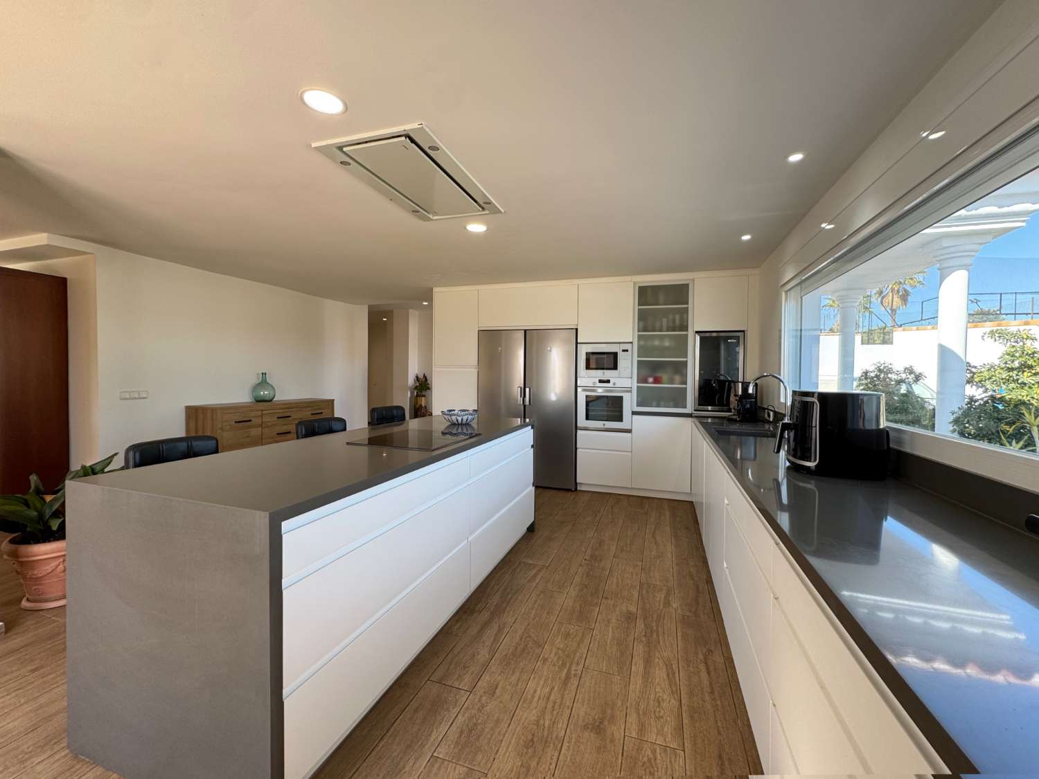 Villa en una sola planta reformada íntegramente, piscina nueva y gran porche con cocina de nueva construcción.