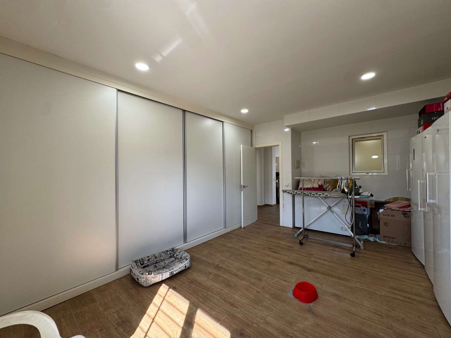 Villa en una sola planta reformada íntegramente, piscina nueva y gran porche con cocina de nueva construcción.