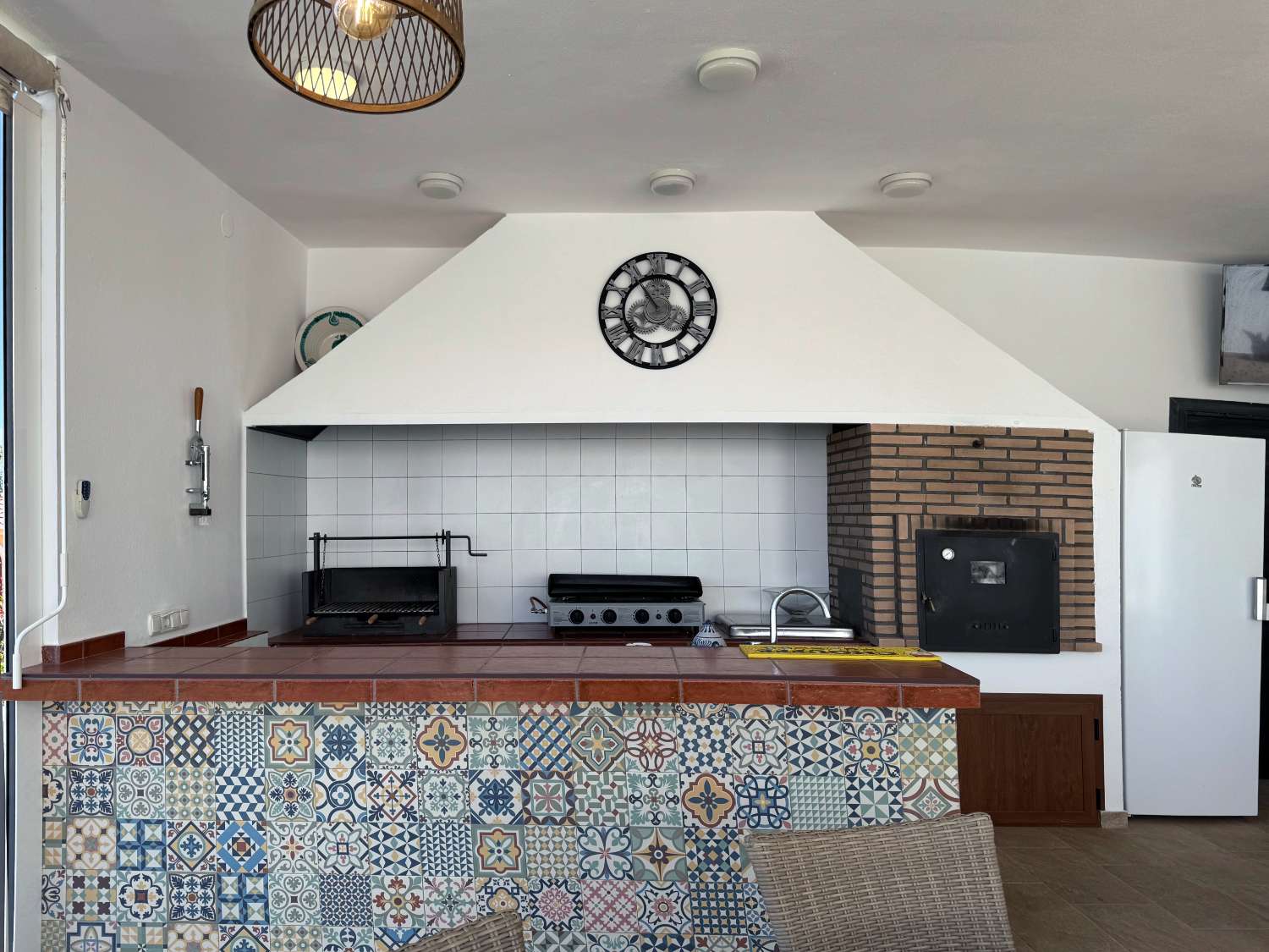 Villa en una sola planta reformada íntegramente, piscina nueva y gran porche con cocina de nueva construcción.