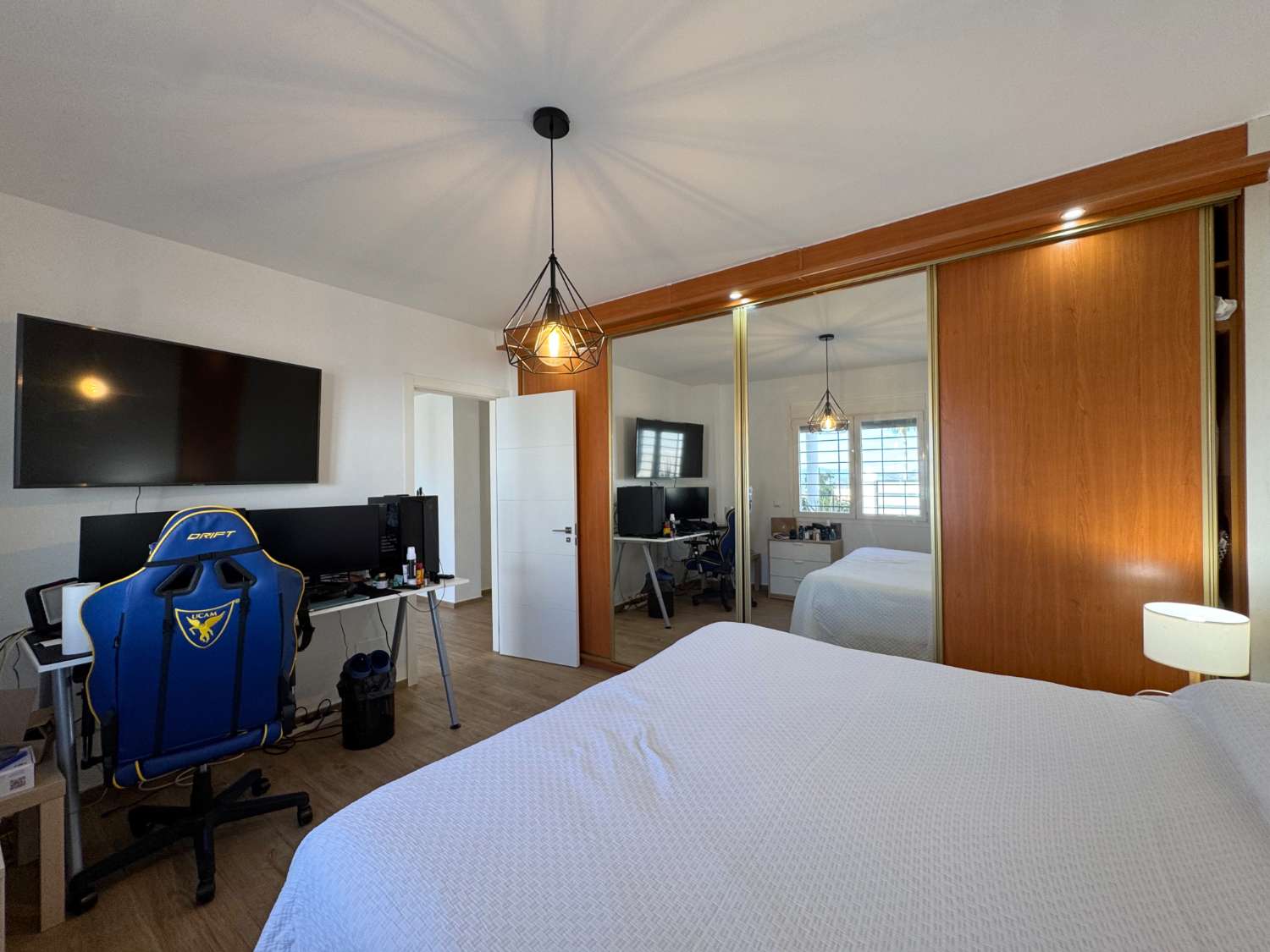 Villa en una sola planta reformada íntegramente, piscina nueva y gran porche con cocina de nueva construcción.