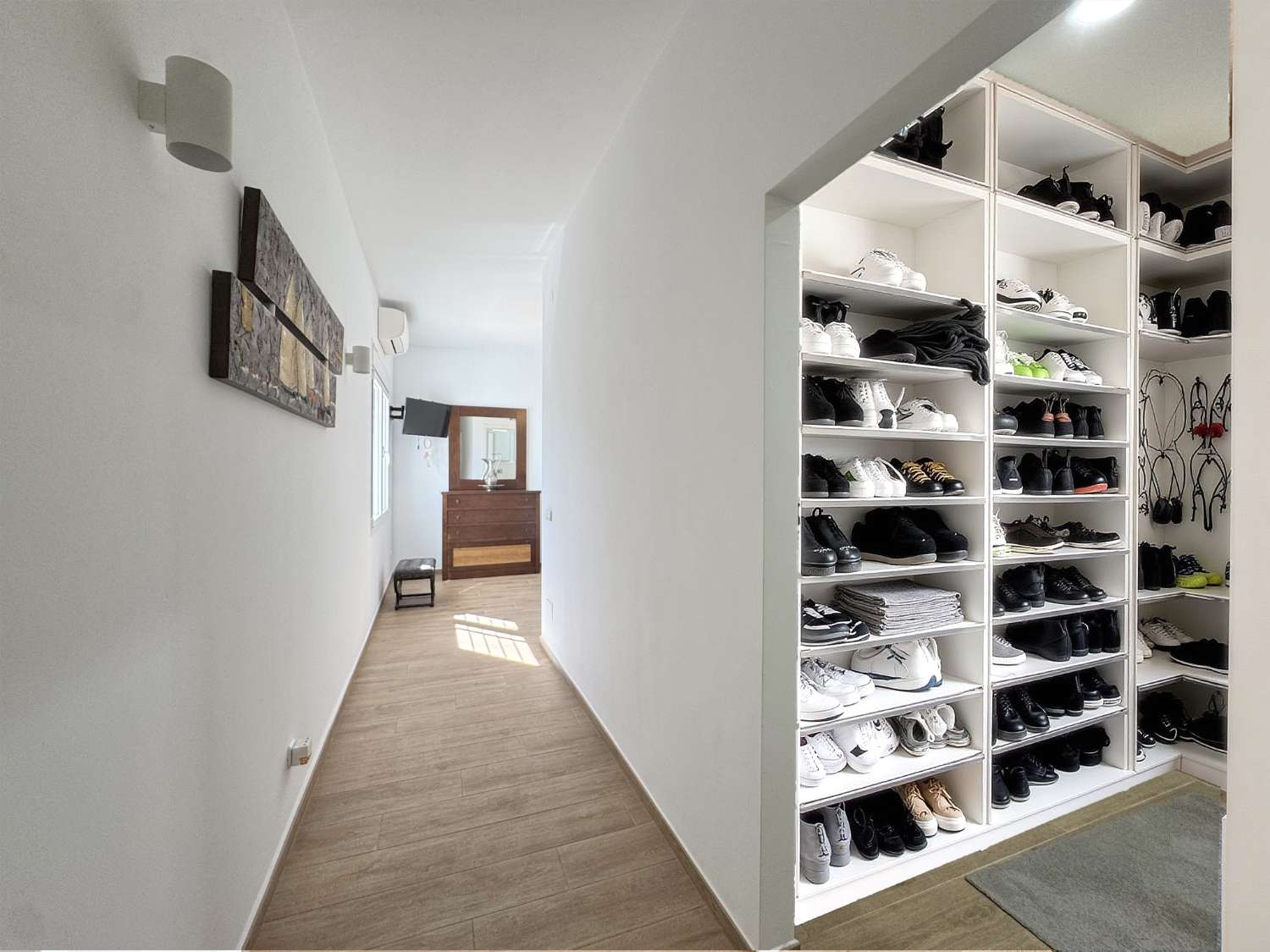 Villa en una sola planta reformada íntegramente, piscina nueva y gran porche con cocina de nueva construcción.