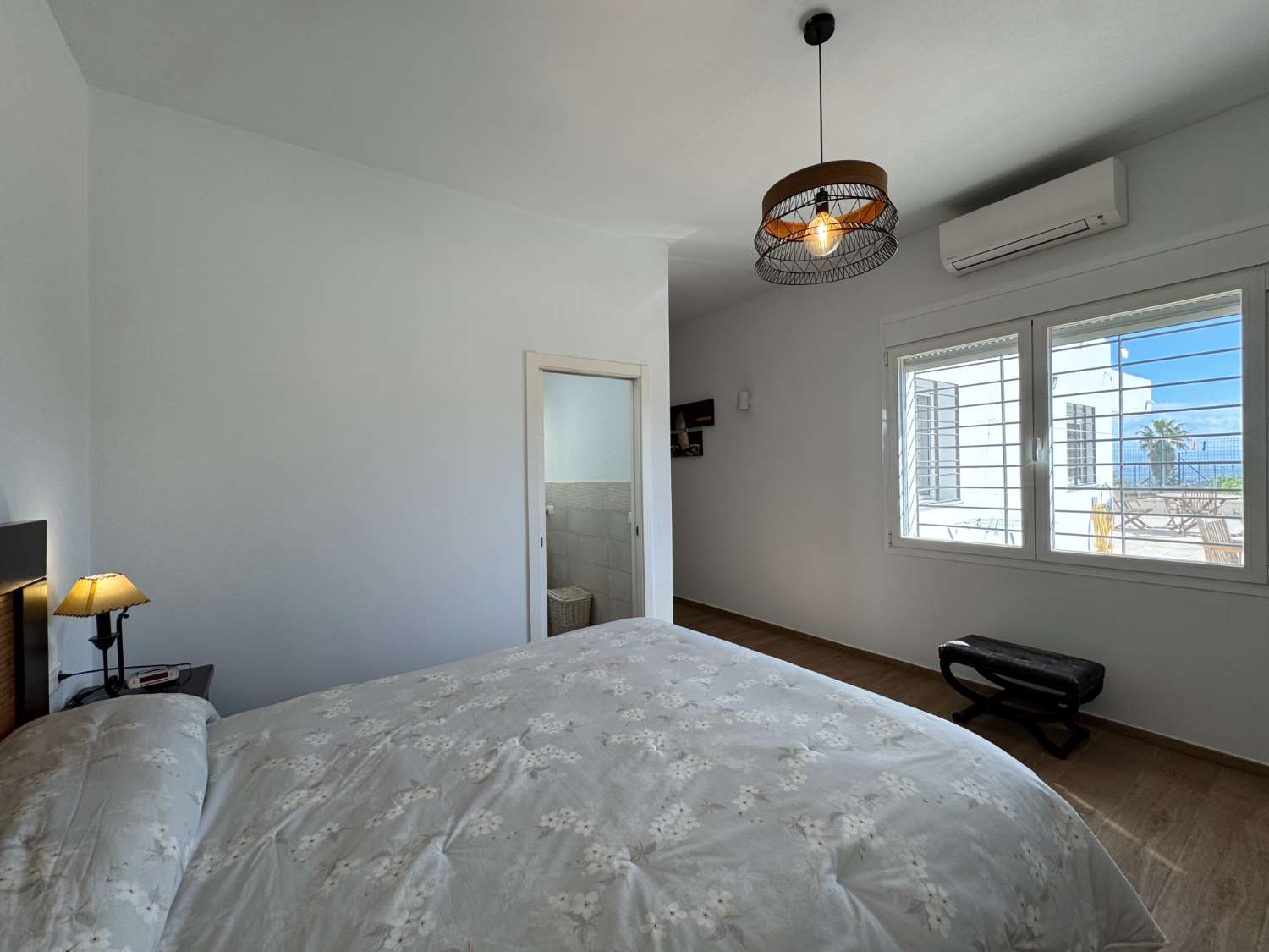 Villa en una sola planta reformada íntegramente, piscina nueva y gran porche con cocina de nueva construcción.