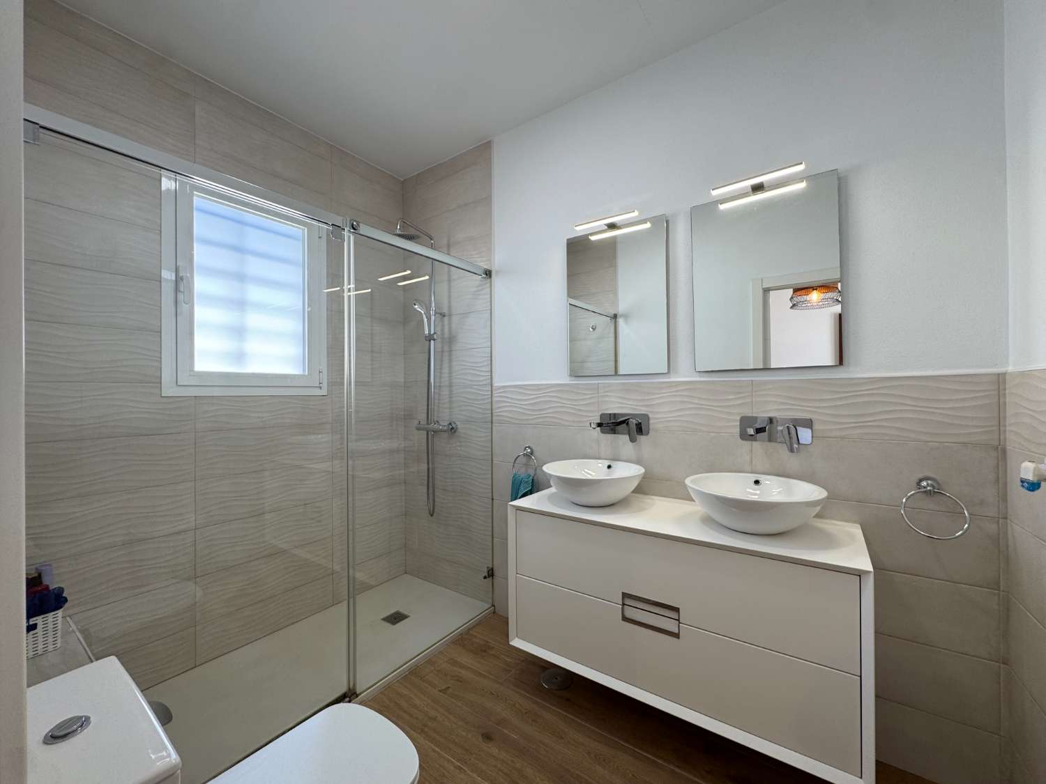 Villa en una sola planta reformada íntegramente, piscina nueva y gran porche con cocina de nueva construcción.