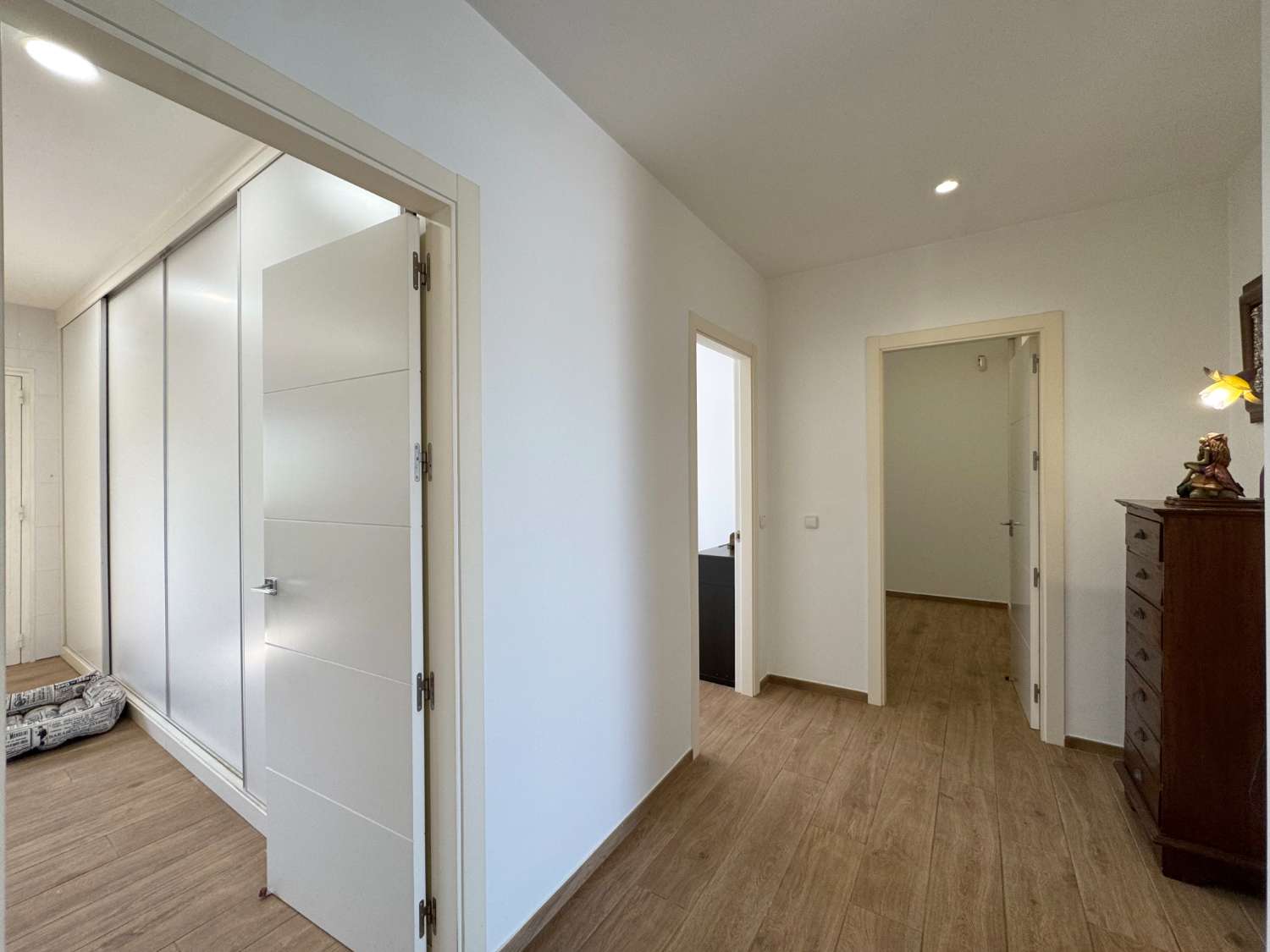 Villa en una sola planta reformada íntegramente, piscina nueva y gran porche con cocina de nueva construcción.