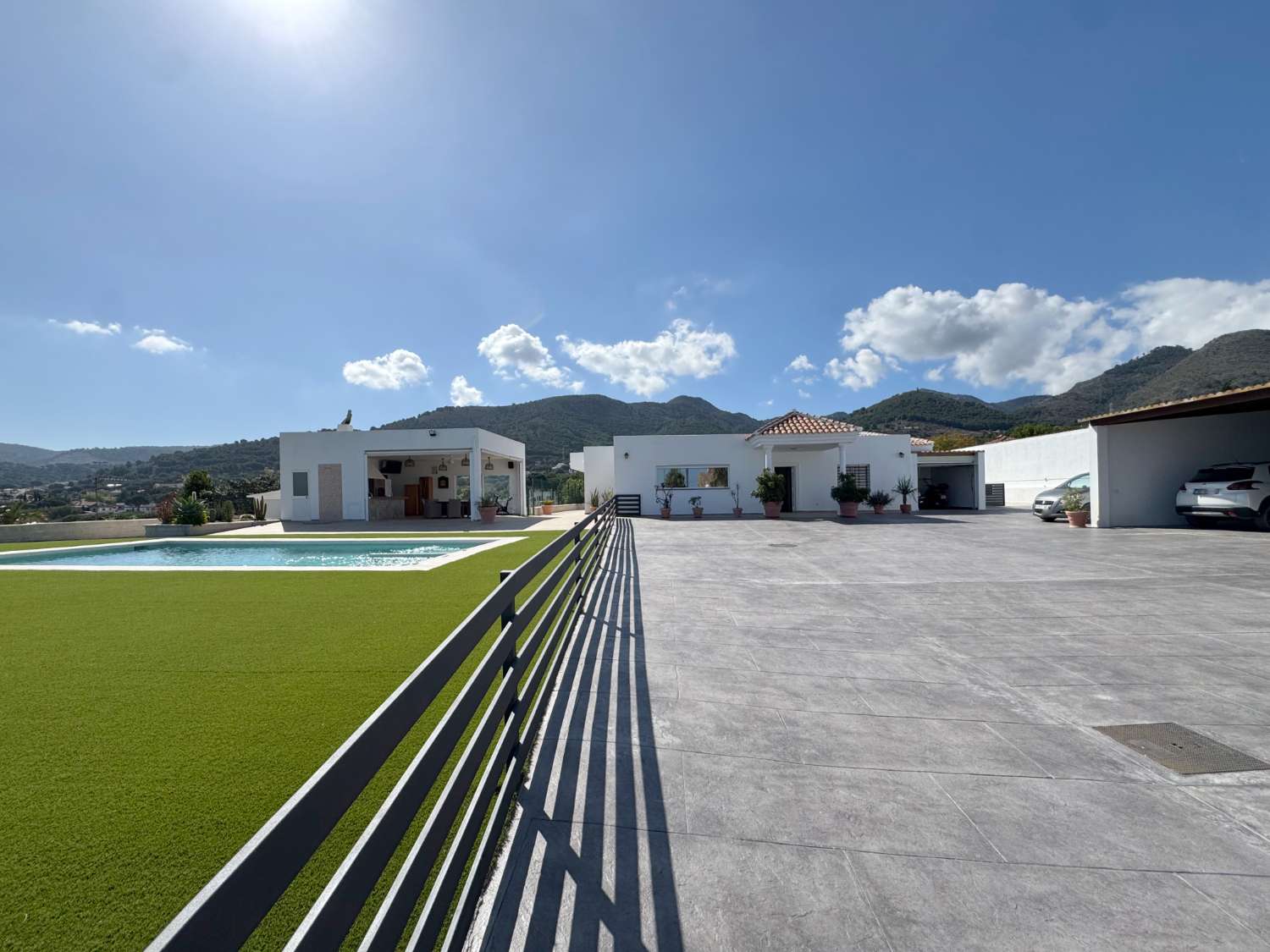 Villa en una sola planta reformada íntegramente, piscina nueva y gran porche con cocina de nueva construcción.