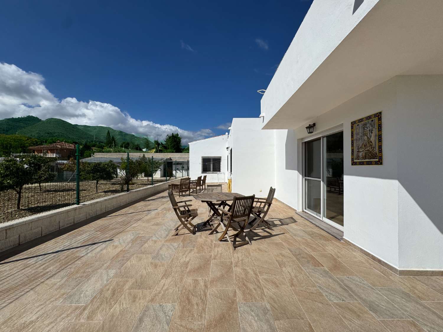 Villa en una sola planta reformada íntegramente, piscina nueva y gran porche con cocina de nueva construcción.
