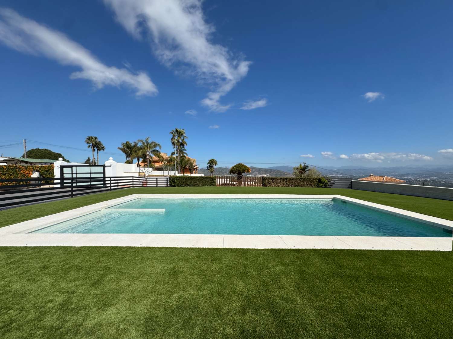 Villa en una sola planta reformada íntegramente, piscina nueva y gran porche con cocina de nueva construcción.