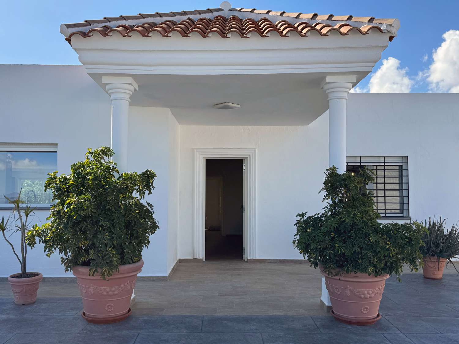 Villa en una sola planta reformada íntegramente, piscina nueva y gran porche con cocina de nueva construcción.