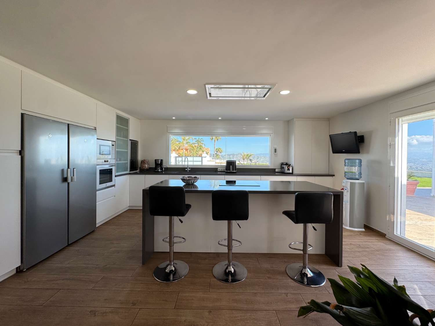 Villa en una sola planta reformada íntegramente, piscina nueva y gran porche con cocina de nueva construcción.