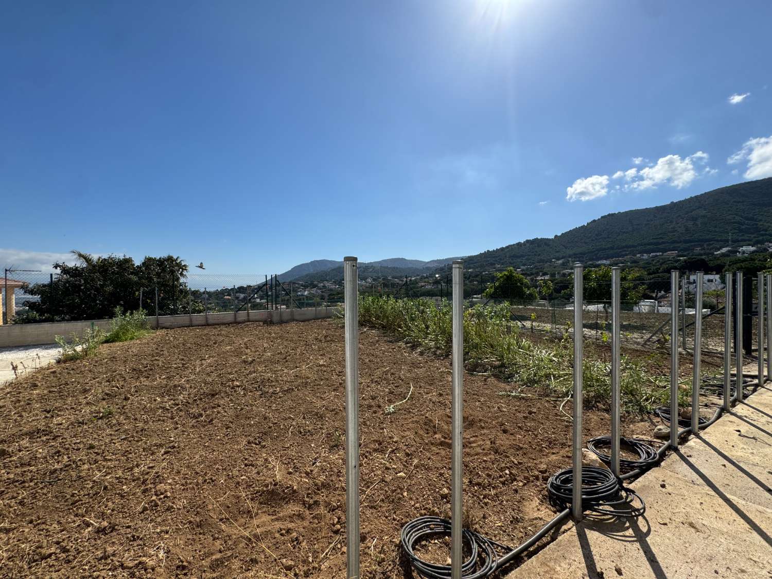 Villa en una sola planta reformada íntegramente, piscina nueva y gran porche con cocina de nueva construcción.