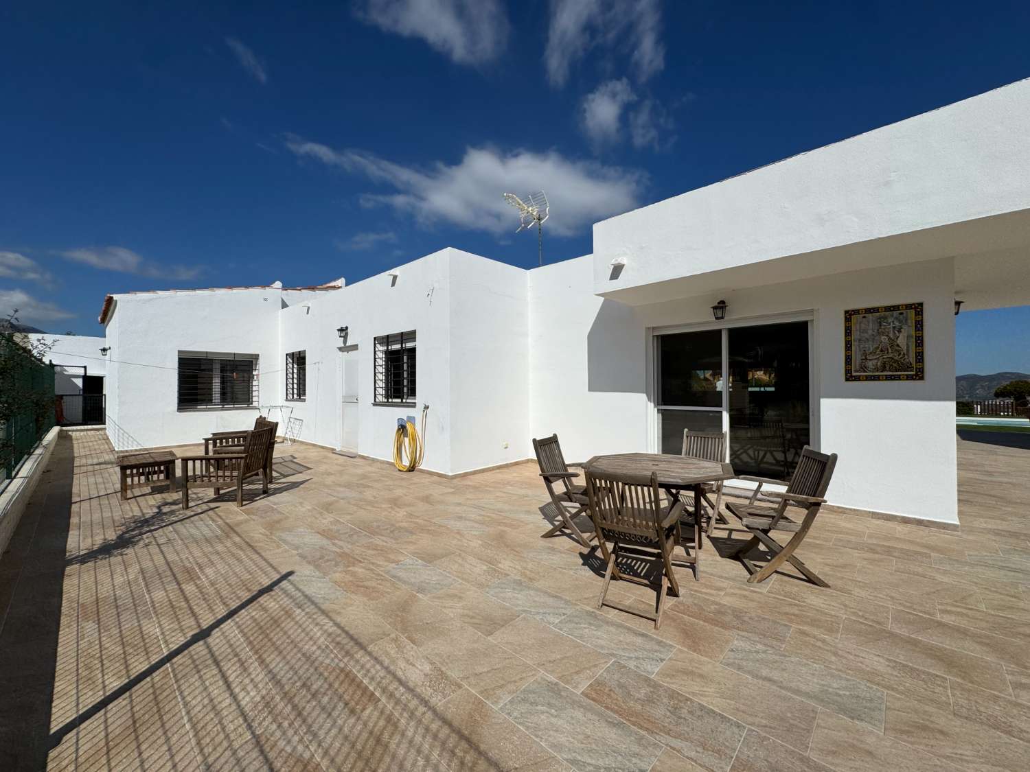 Villa en una sola planta reformada íntegramente, piscina nueva y gran porche con cocina de nueva construcción.