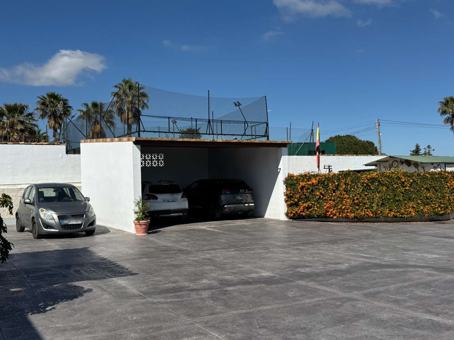 Villa en una sola planta reformada íntegramente, piscina nueva y gran porche con cocina de nueva construcción.