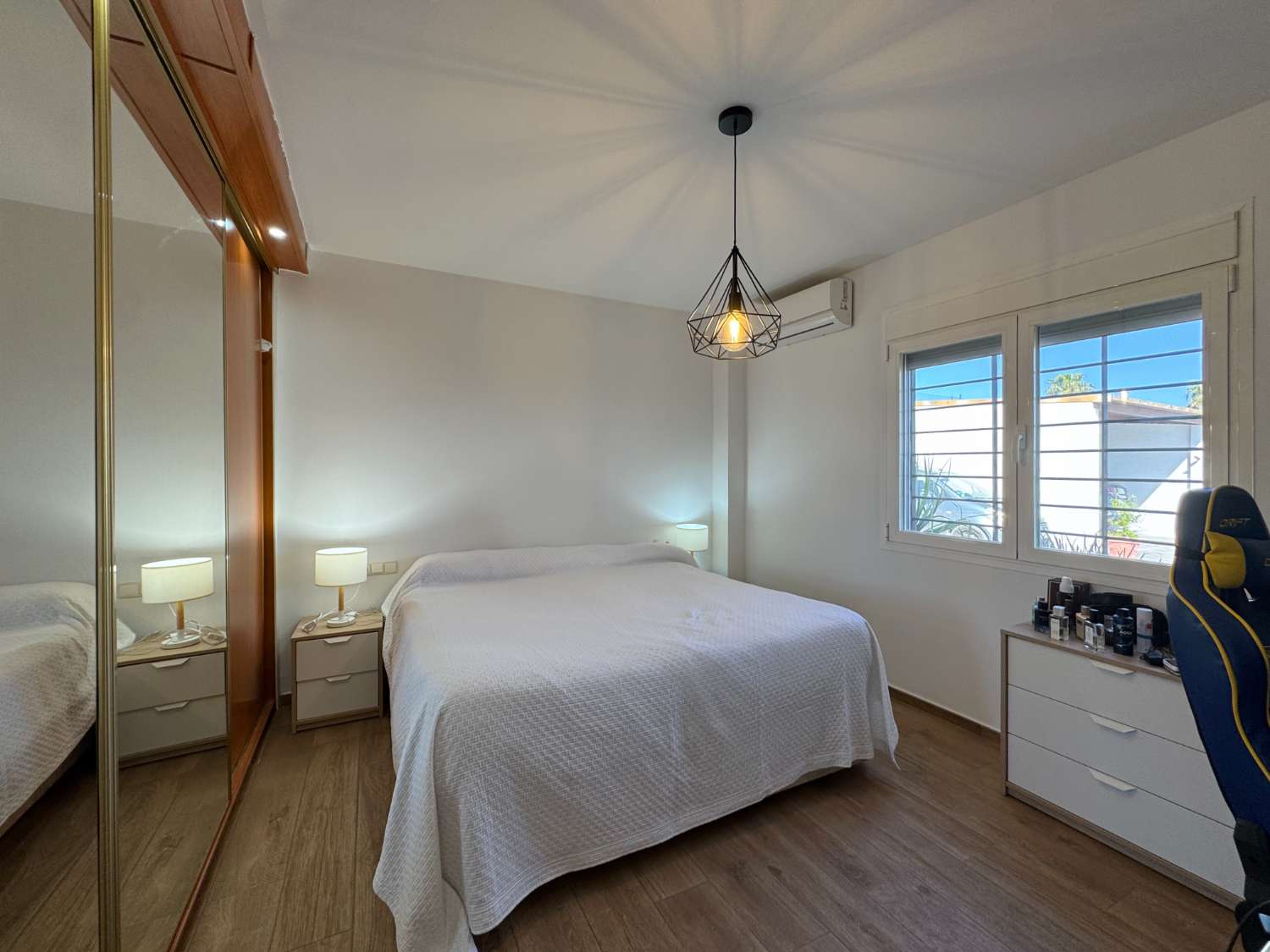 Villa en una sola planta reformada íntegramente, piscina nueva y gran porche con cocina de nueva construcción.