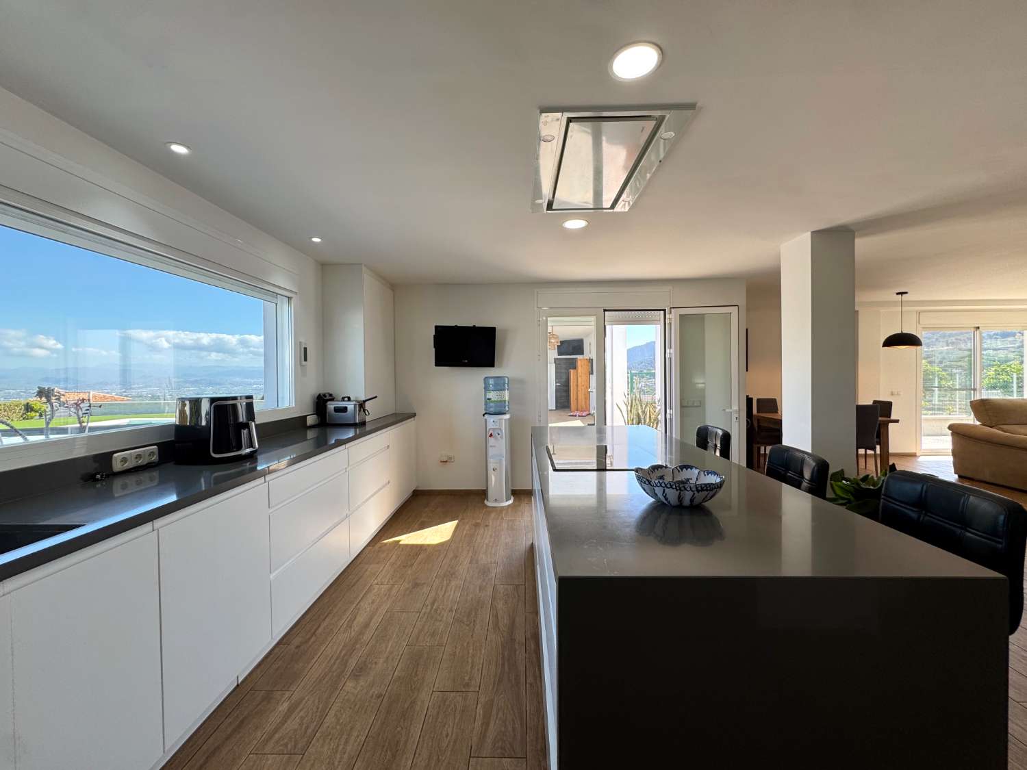 Villa en una sola planta reformada íntegramente, piscina nueva y gran porche con cocina de nueva construcción.