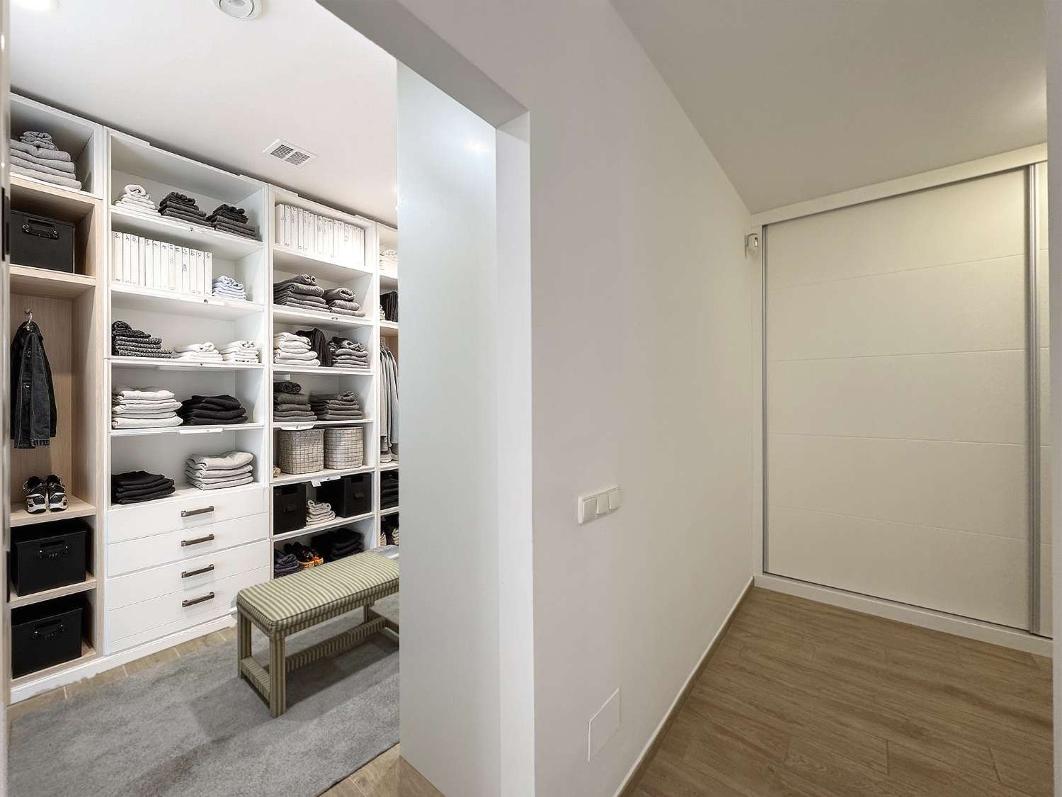 Villa en una sola planta reformada íntegramente, piscina nueva y gran porche con cocina de nueva construcción.