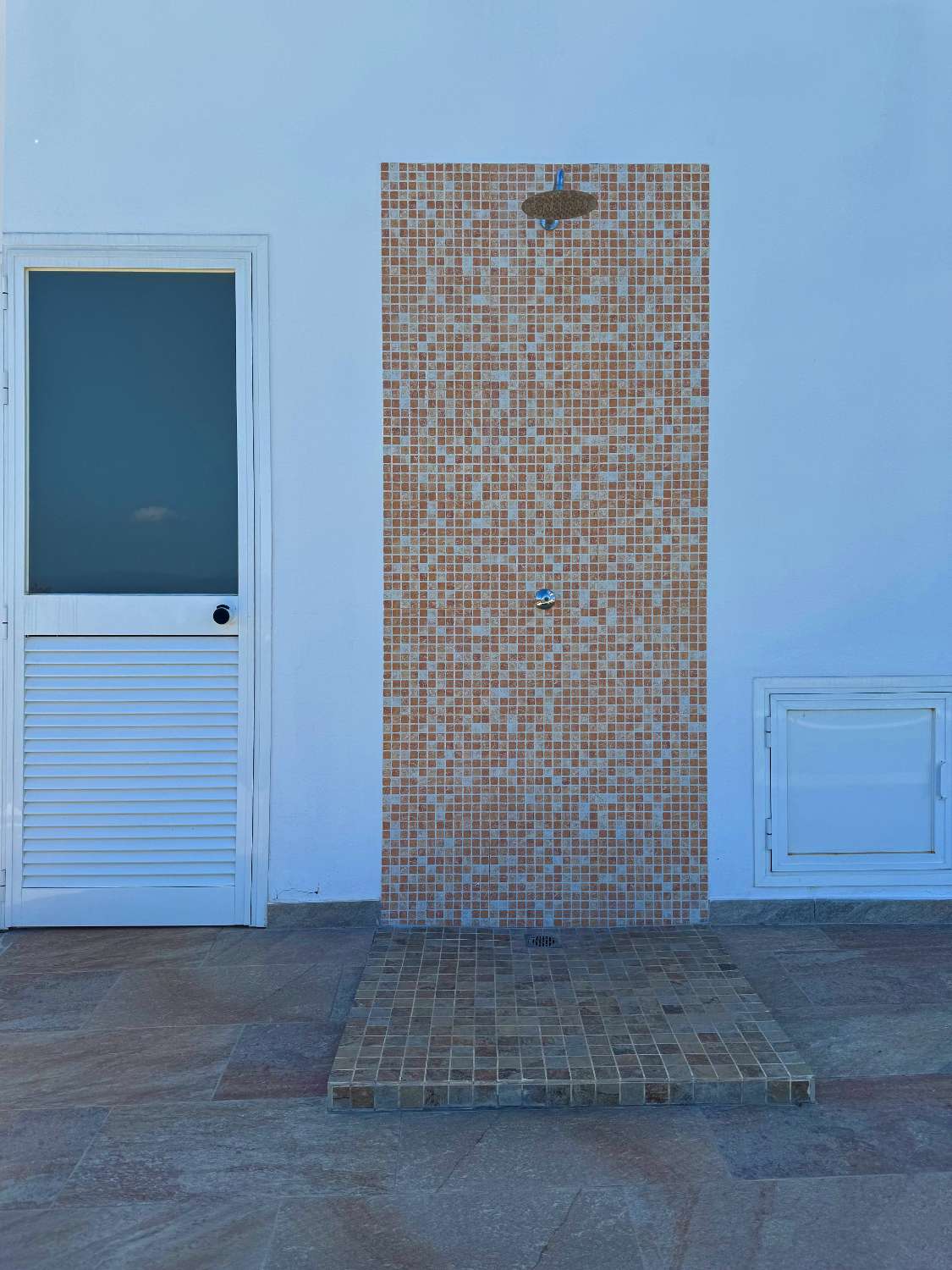 Villa en una sola planta reformada íntegramente, piscina nueva y gran porche con cocina de nueva construcción.