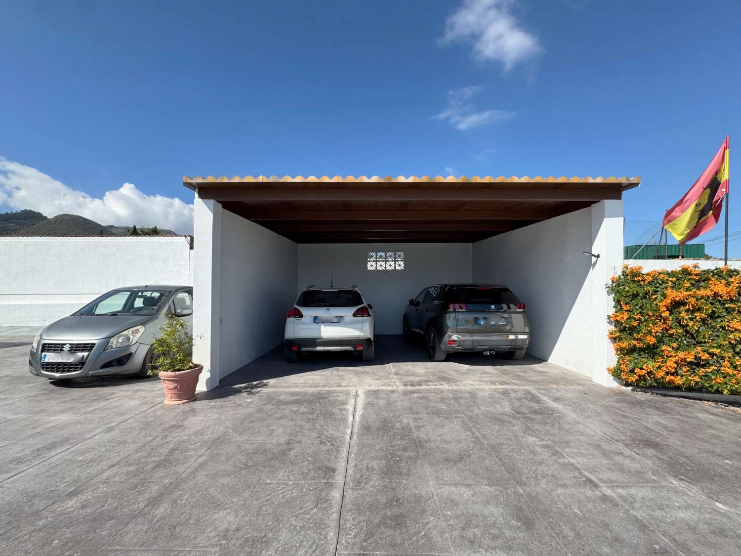 Villa en una sola planta reformada íntegramente, piscina nueva y gran porche con cocina de nueva construcción.