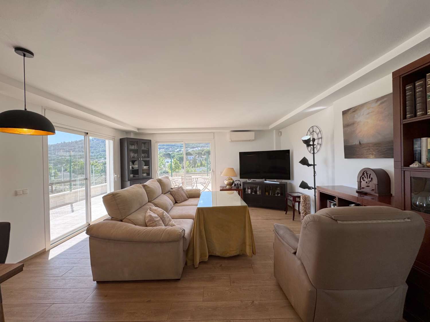 Villa en una sola planta reformada íntegramente, piscina nueva y gran porche con cocina de nueva construcción.