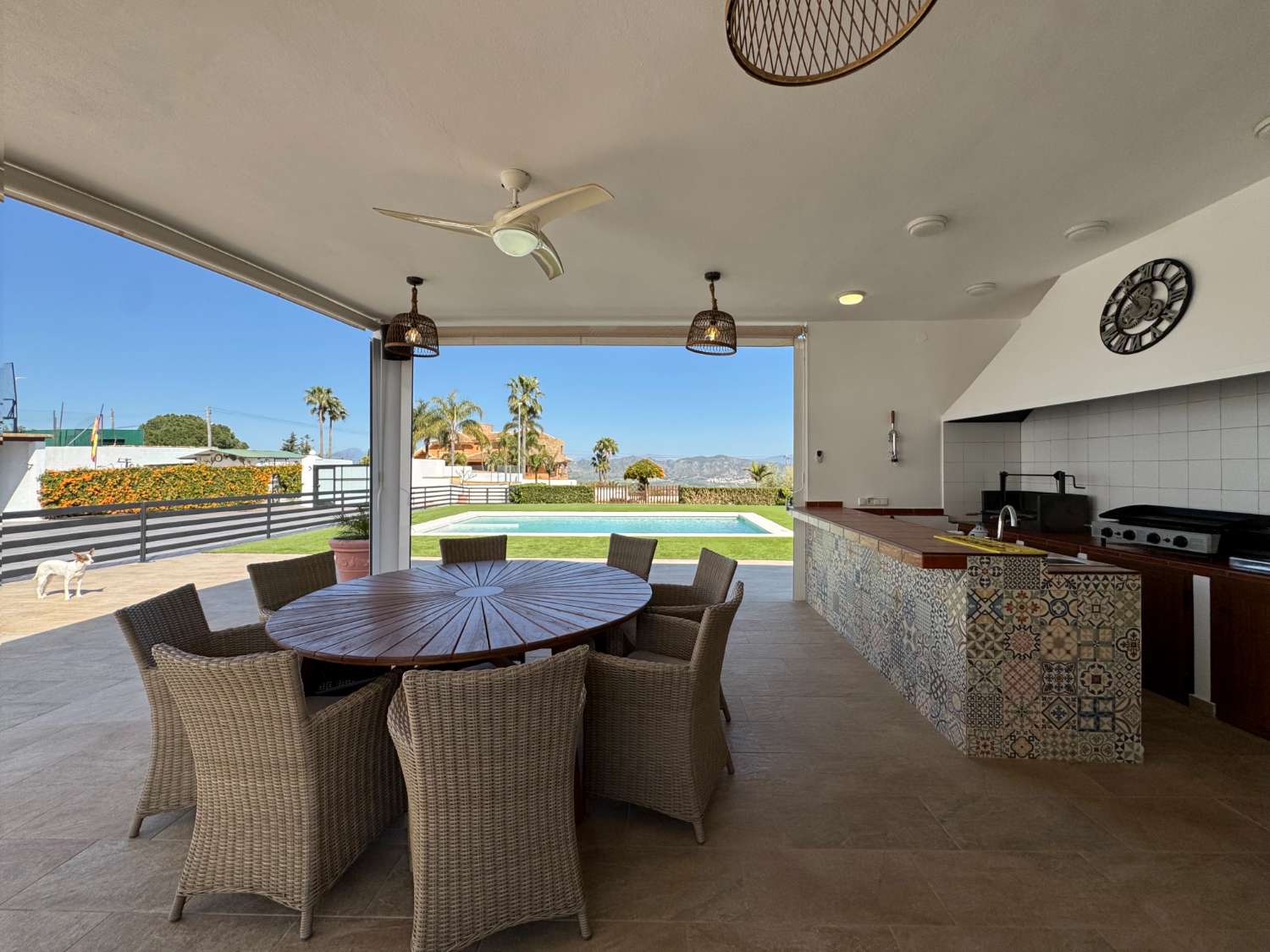 Villa en una sola planta reformada íntegramente, piscina nueva y gran porche con cocina de nueva construcción.