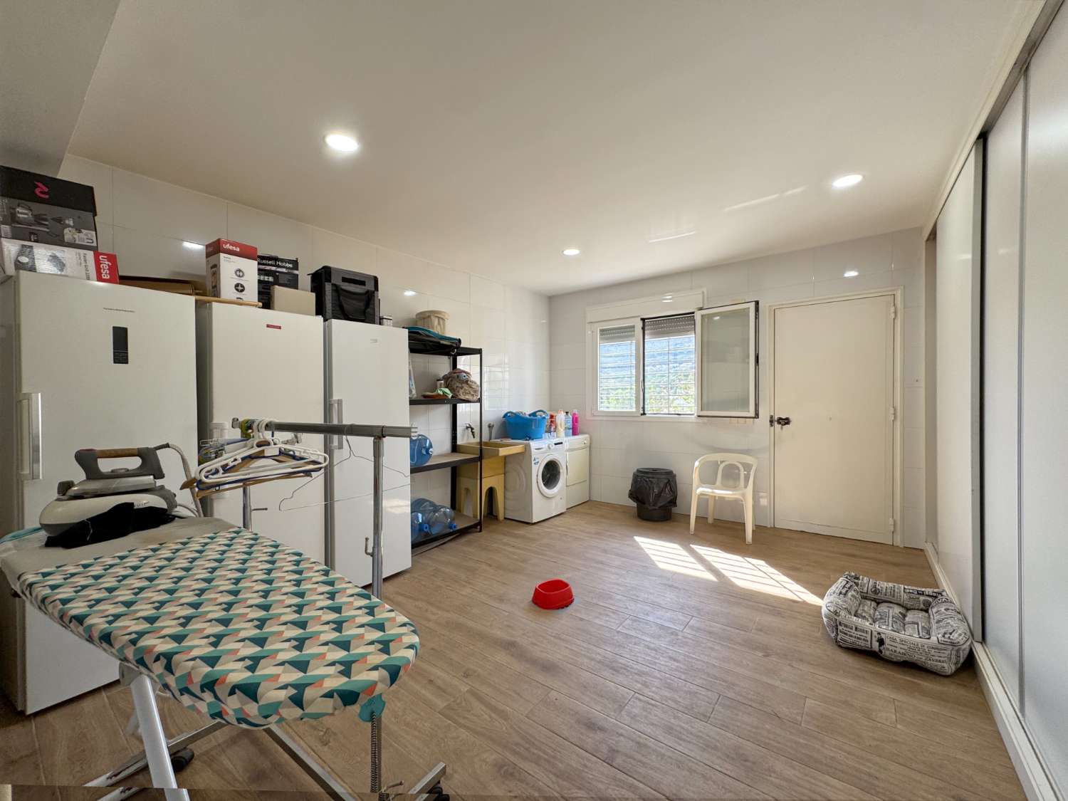 Villa en una sola planta reformada íntegramente, piscina nueva y gran porche con cocina de nueva construcción.