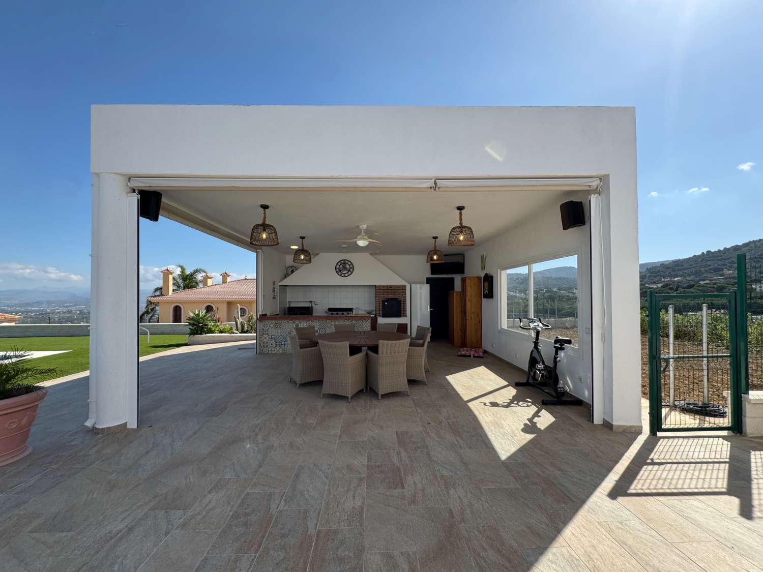 Villa en una sola planta reformada íntegramente, piscina nueva y gran porche con cocina de nueva construcción.
