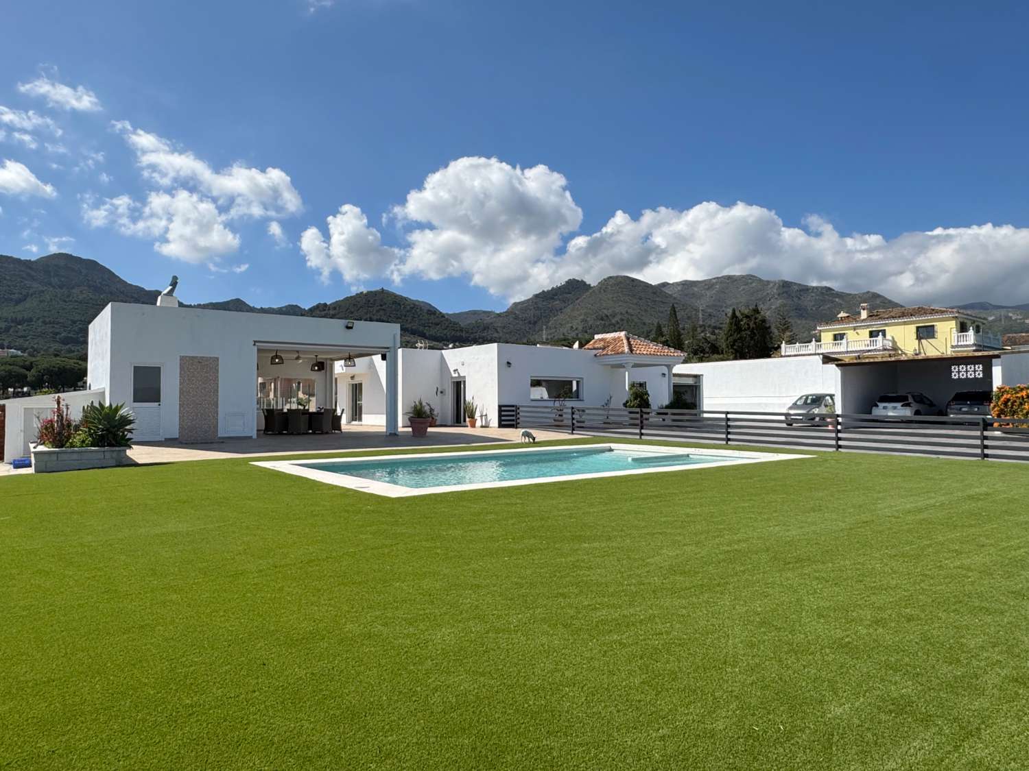 Villa en una sola planta reformada íntegramente, piscina nueva y gran porche con cocina de nueva construcción.