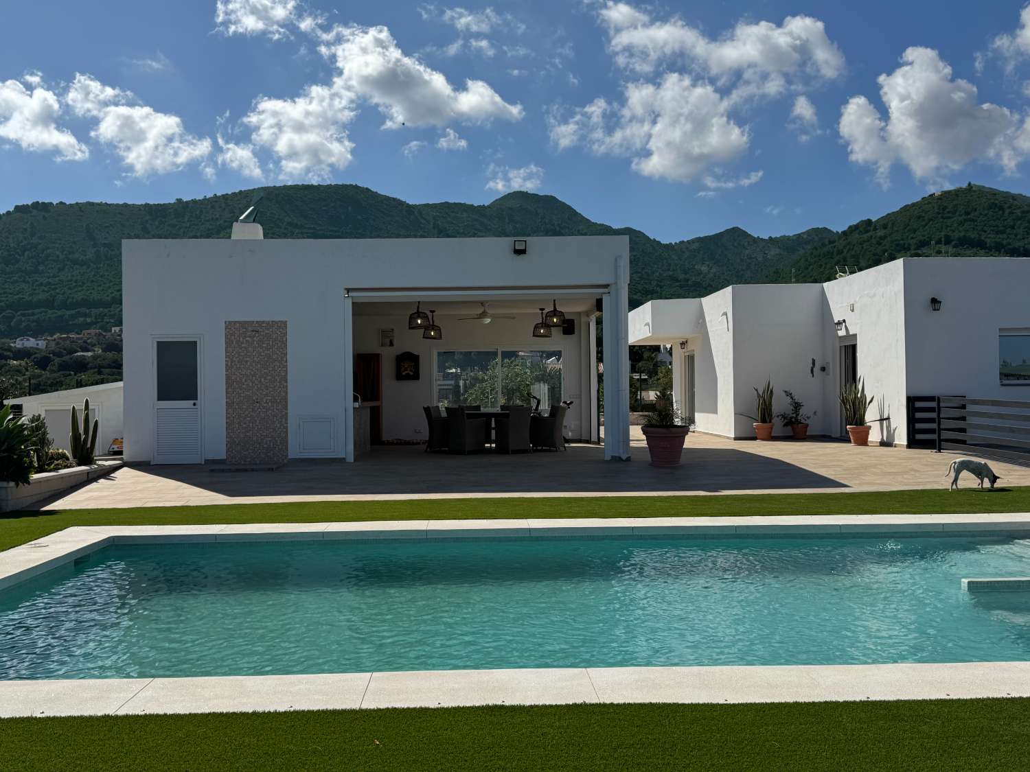 Villa en una sola planta reformada íntegramente, piscina nueva y gran porche con cocina de nueva construcción.