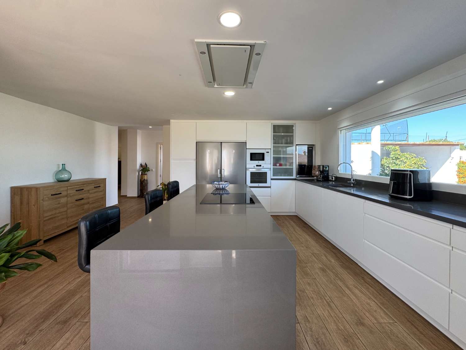 Villa en una sola planta reformada íntegramente, piscina nueva y gran porche con cocina de nueva construcción.