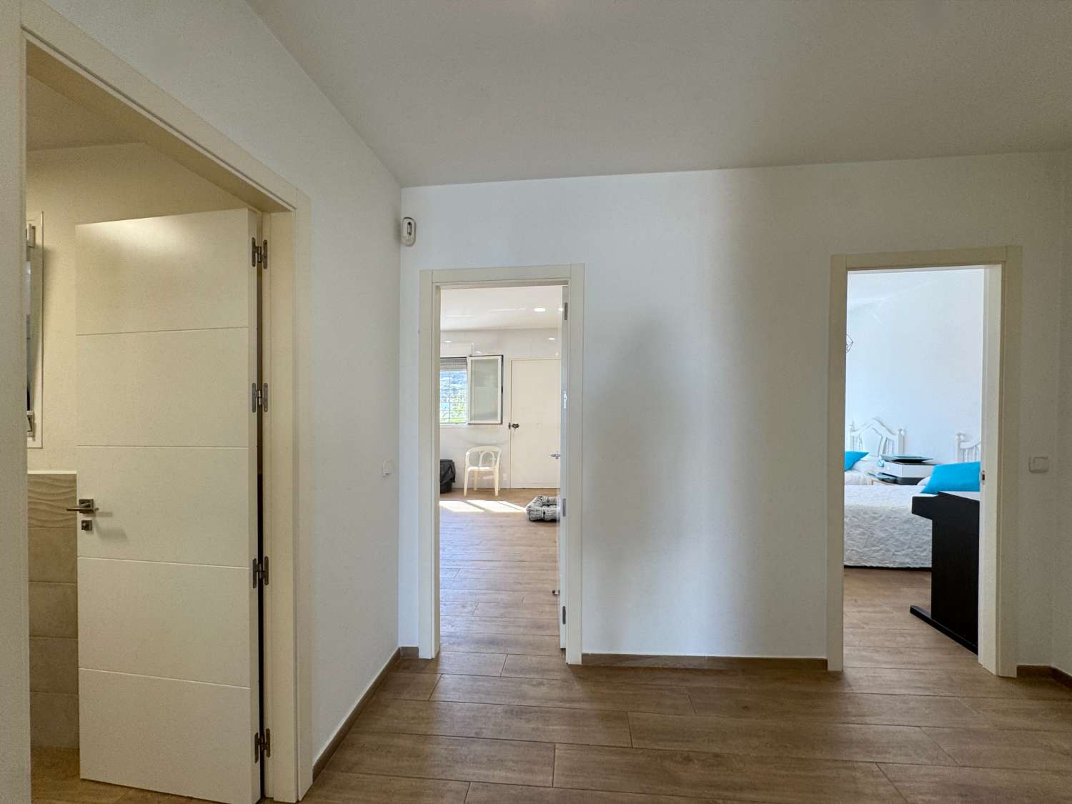 Villa en una sola planta reformada íntegramente, piscina nueva y gran porche con cocina de nueva construcción.