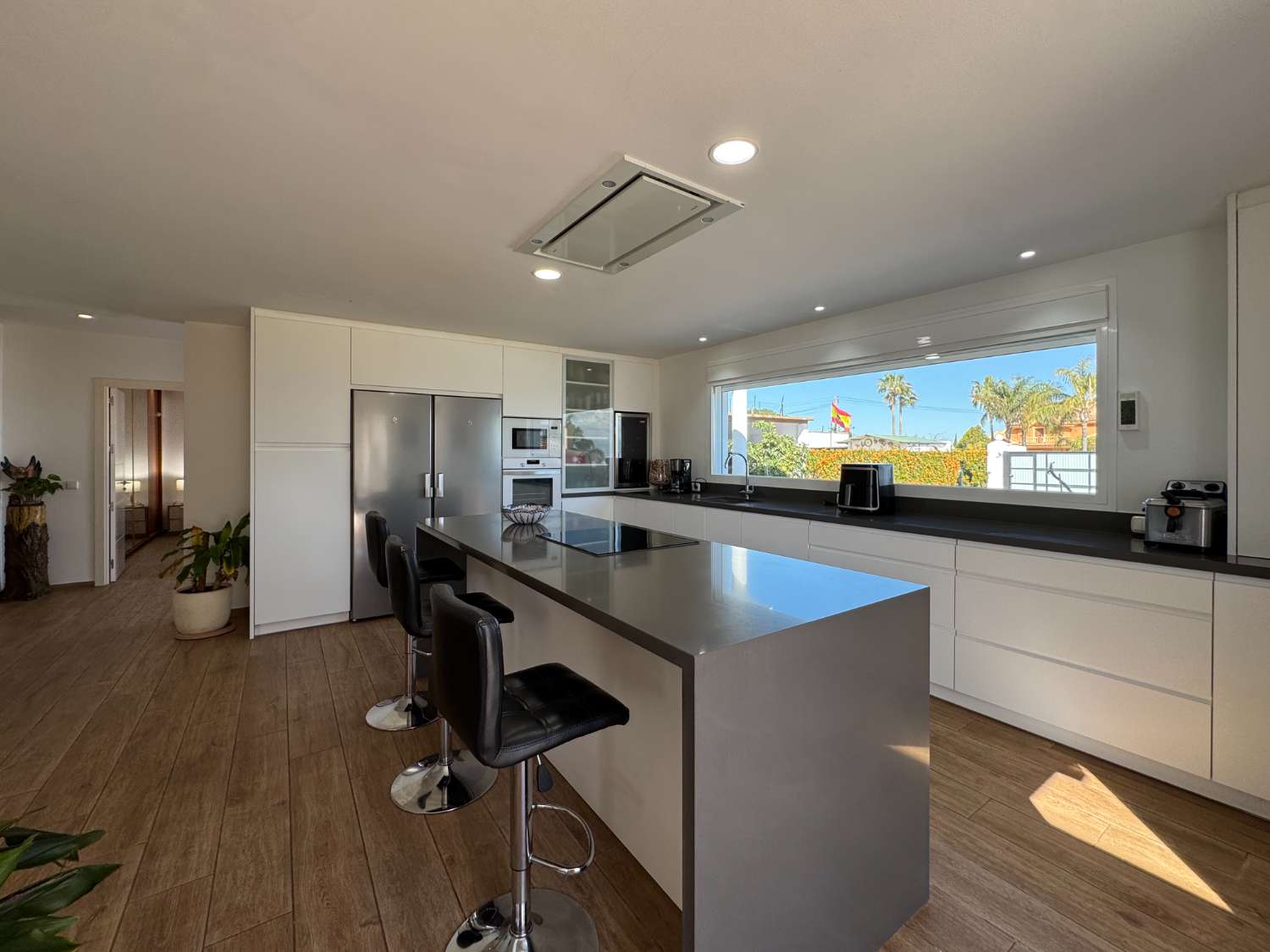 Villa en una sola planta reformada íntegramente, piscina nueva y gran porche con cocina de nueva construcción.