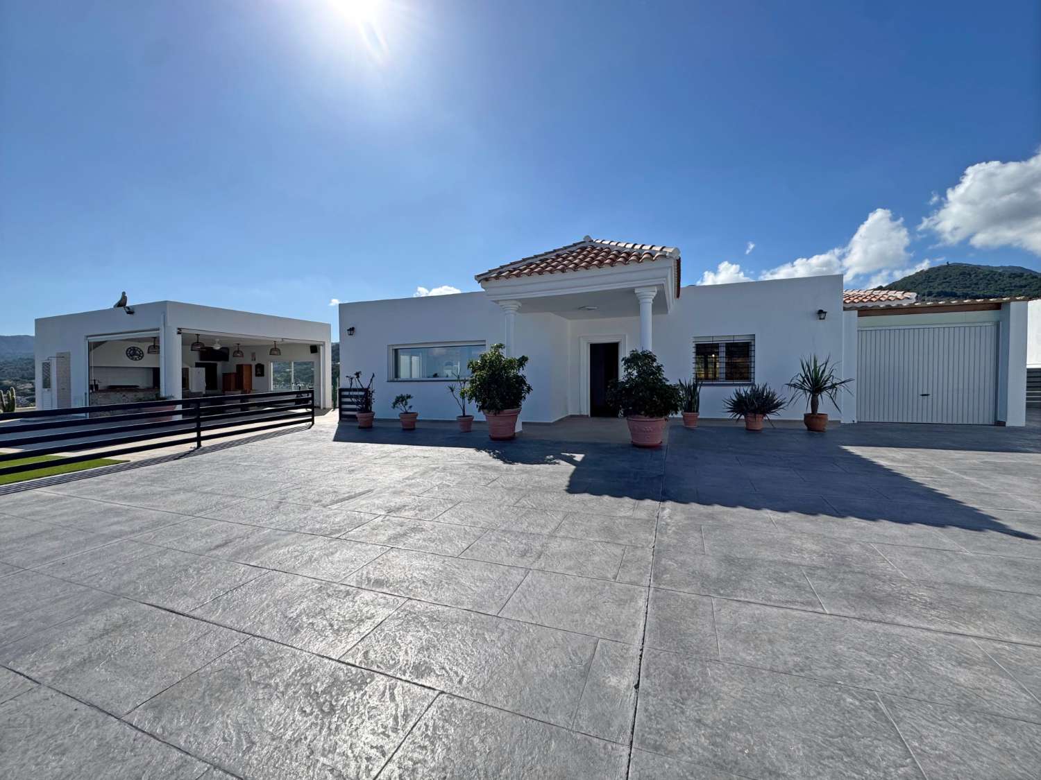 Villa en una sola planta reformada íntegramente, piscina nueva y gran porche con cocina de nueva construcción.