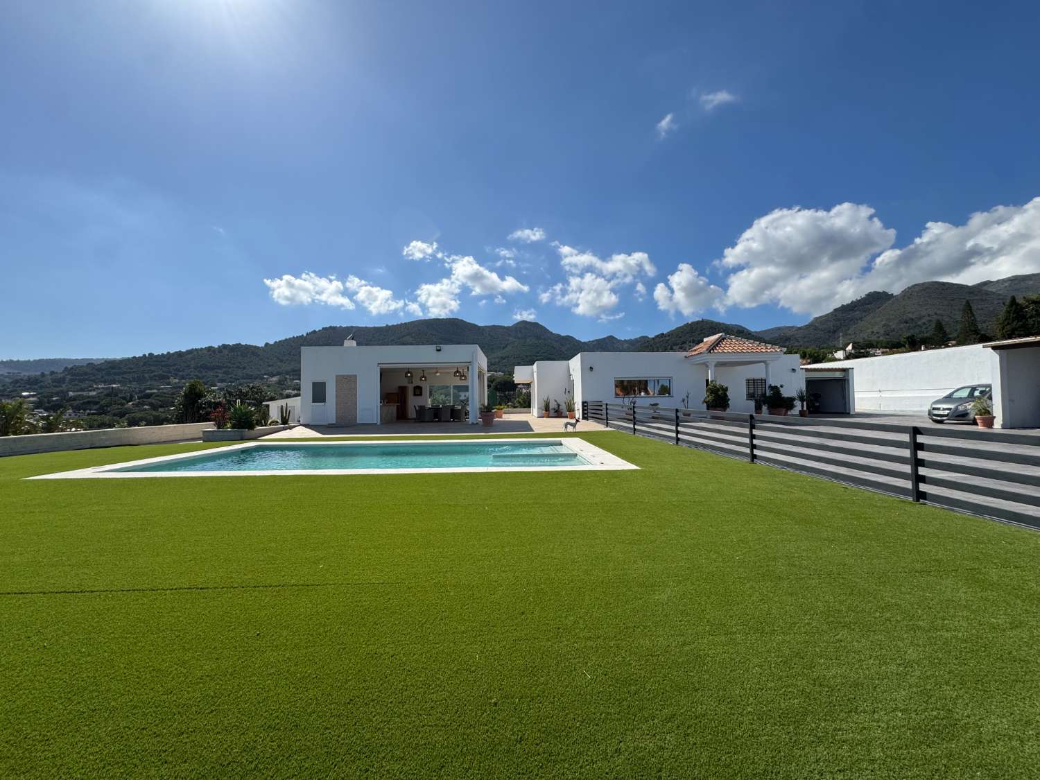 Villa en una sola planta reformada íntegramente, piscina nueva y gran porche con cocina de nueva construcción.