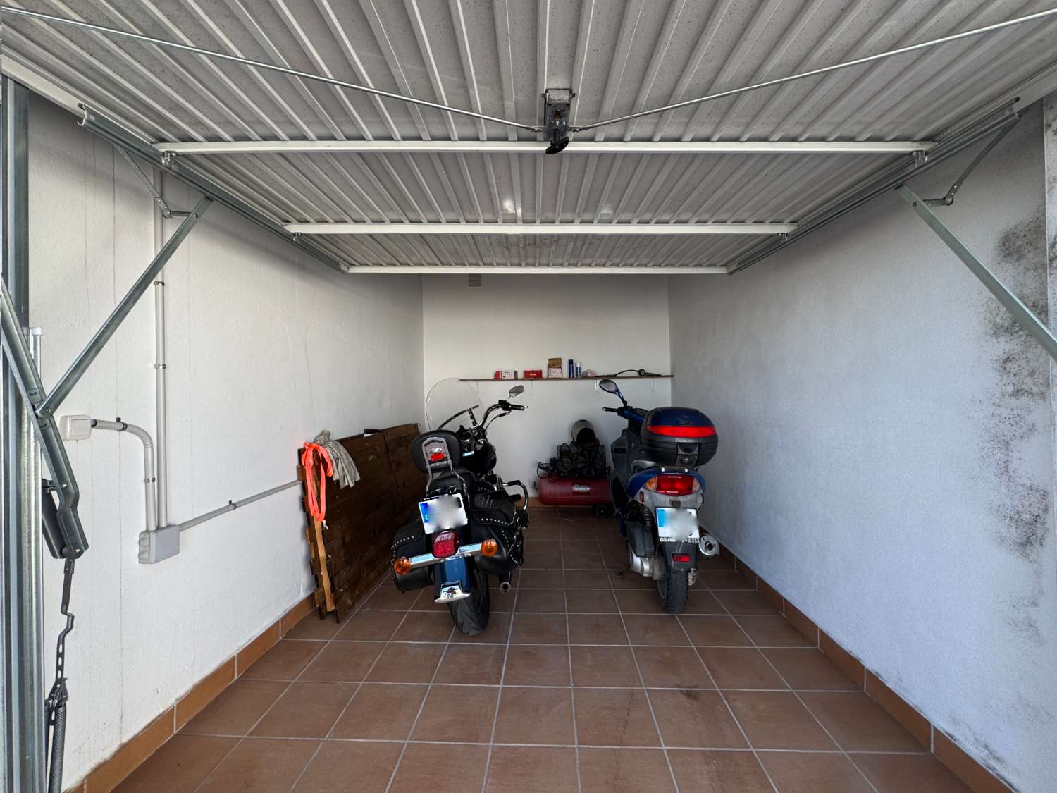 Villa en una sola planta reformada íntegramente, piscina nueva y gran porche con cocina de nueva construcción.