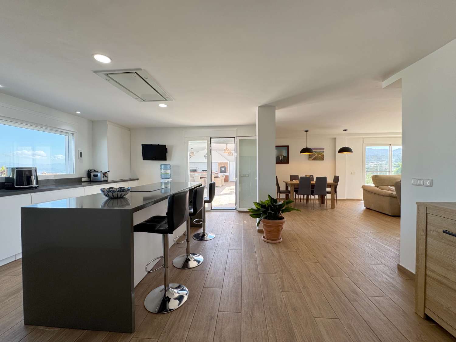 Villa en una sola planta reformada íntegramente, piscina nueva y gran porche con cocina de nueva construcción.