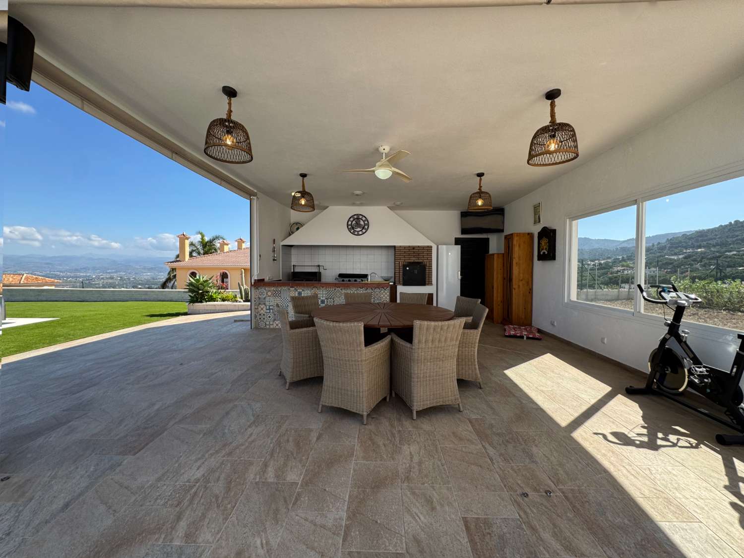 Villa en una sola planta reformada íntegramente, piscina nueva y gran porche con cocina de nueva construcción.