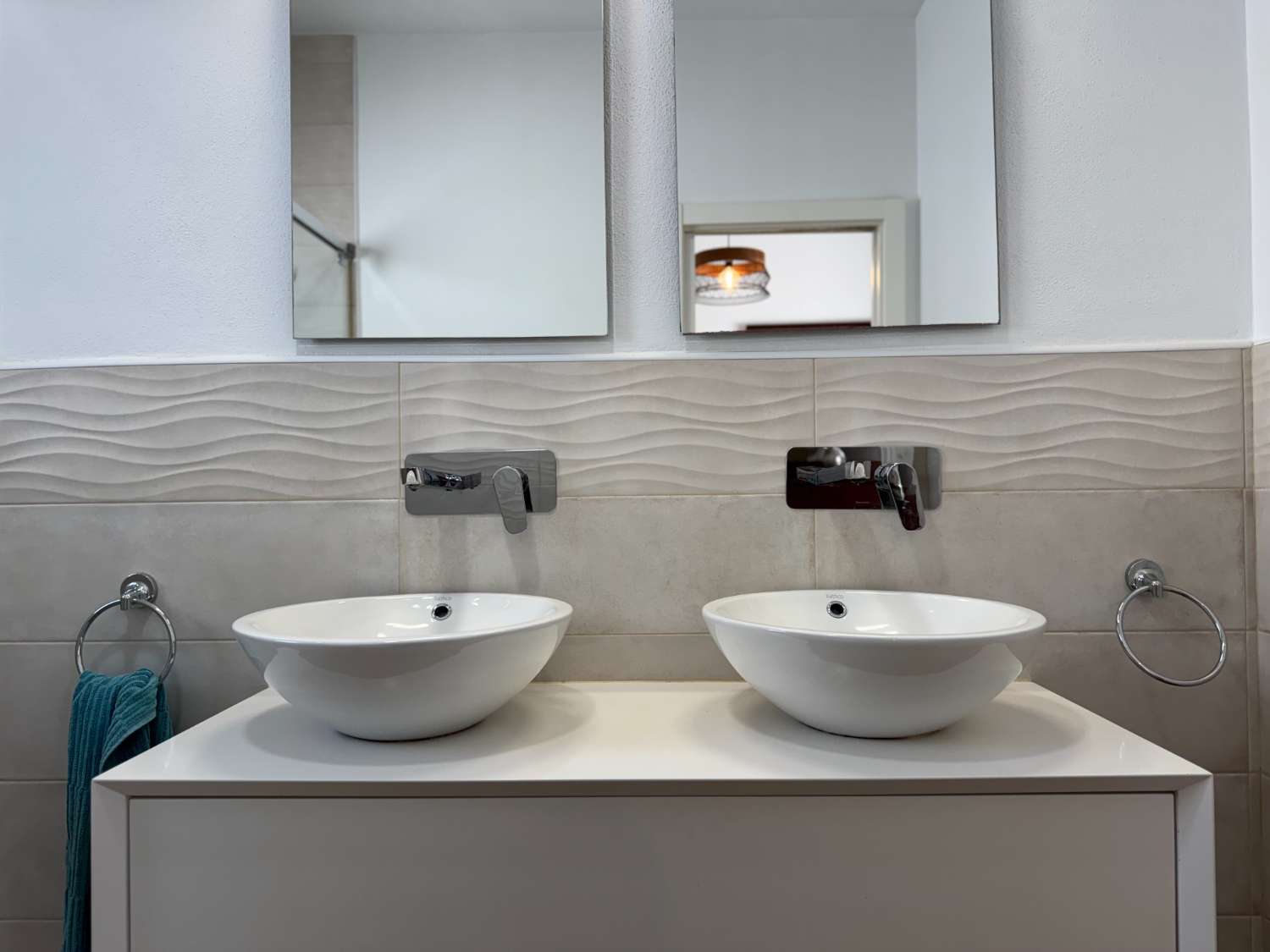 Villa en una sola planta reformada íntegramente, piscina nueva y gran porche con cocina de nueva construcción.