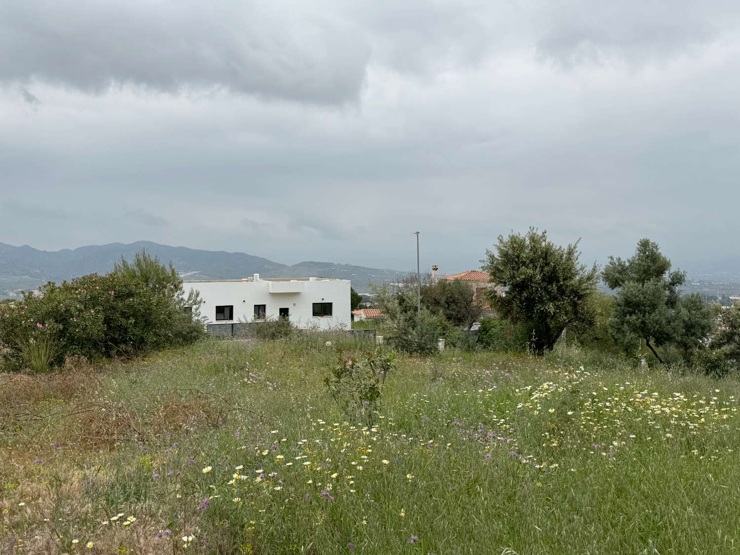 Parcela de esquina de 1.000m2, en zona baja de Pinos de Alhaurin excelentemente ubicada y con vistas.