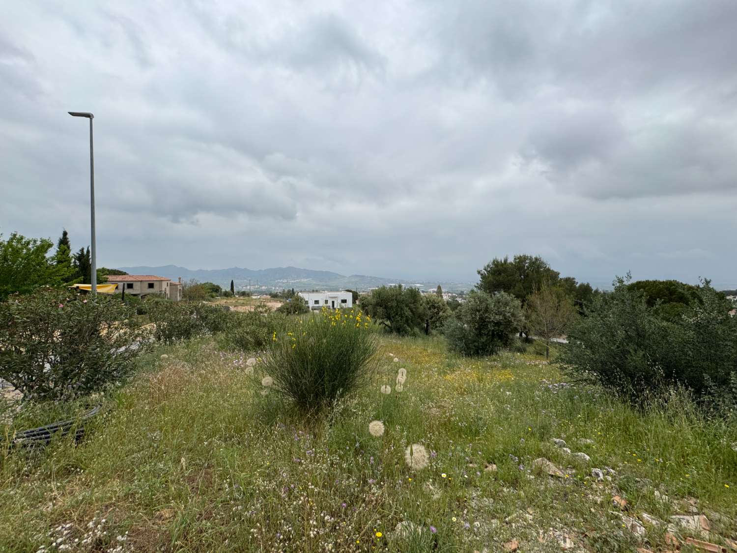 Parcela de esquina de 1.000m2, en zona baja de Pinos de Alhaurin excelentemente ubicada y con vistas.
