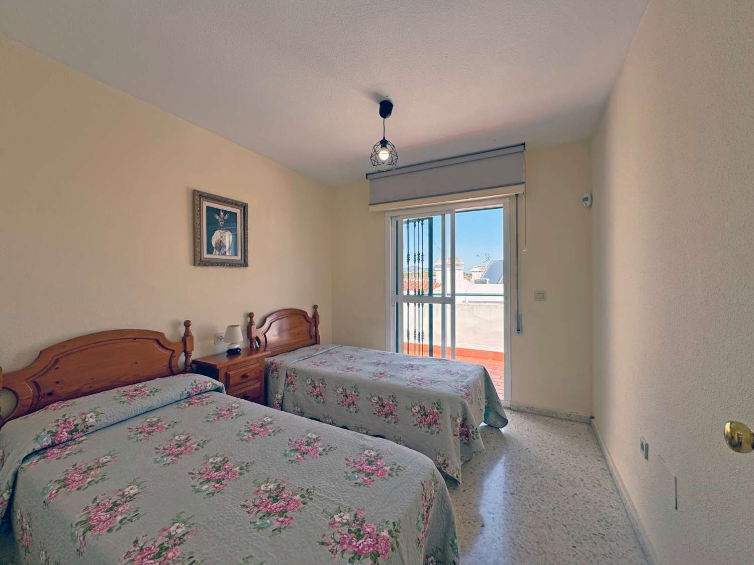 Chalet adosado en exccelente ubicación con parling privado y piscina comunitaria.