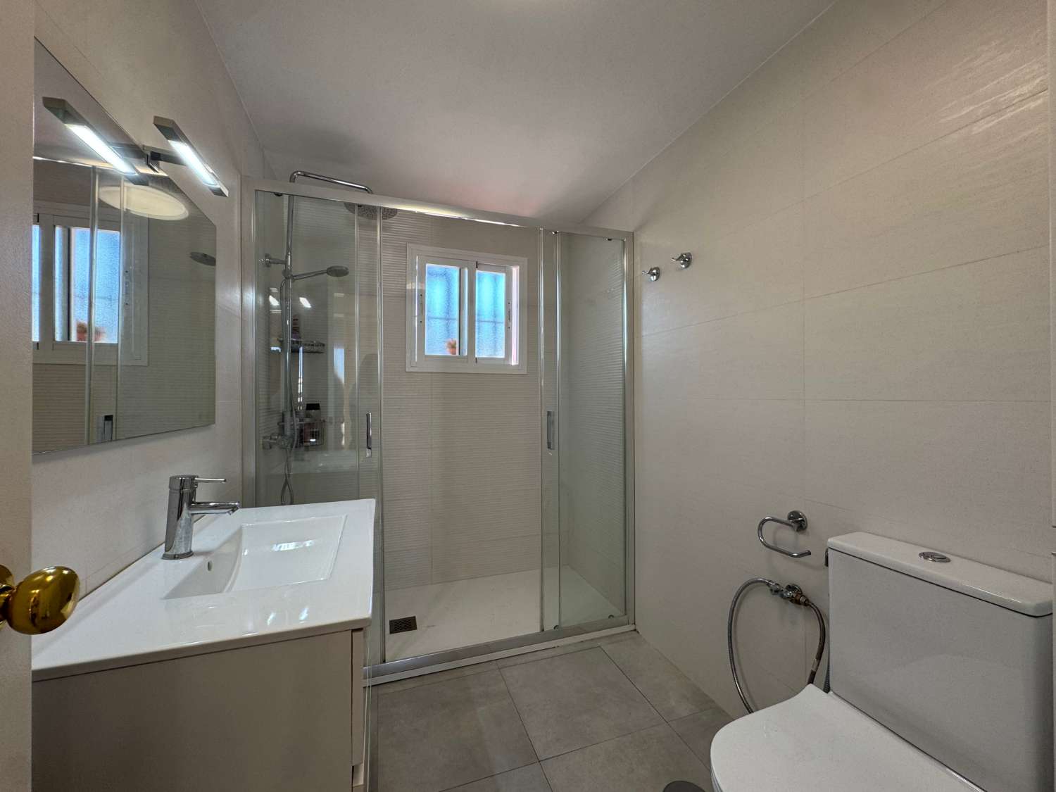 Chalet adosado en exccelente ubicación con parling privado y piscina comunitaria.