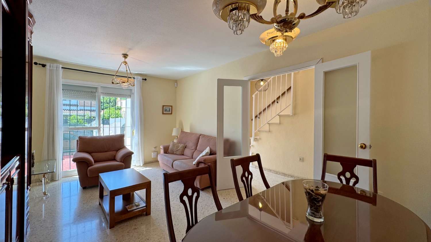 Chalet adosado en exccelente ubicación con parling privado y piscina comunitaria.