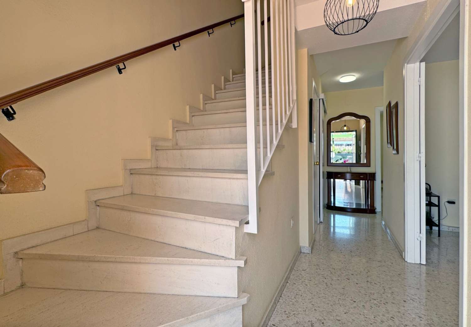 Chalet adosado en exccelente ubicación con parling privado y piscina comunitaria.