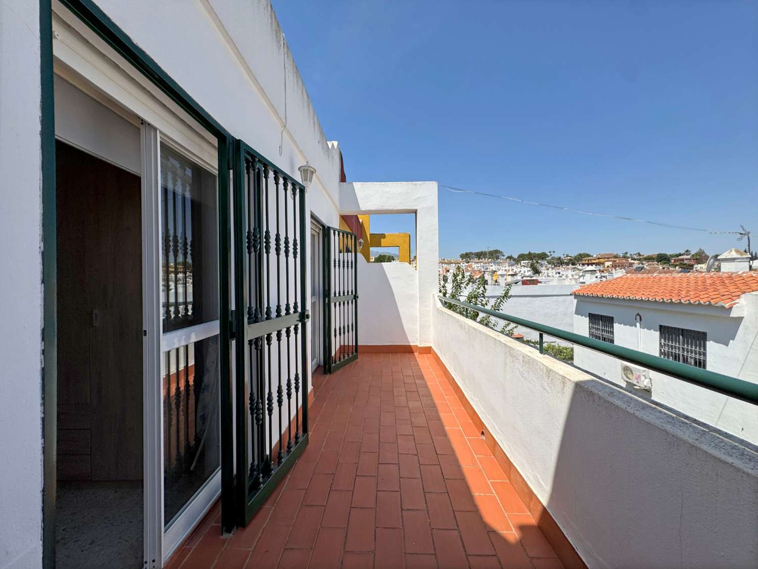 Chalet adosado en exccelente ubicación con parling privado y piscina comunitaria.