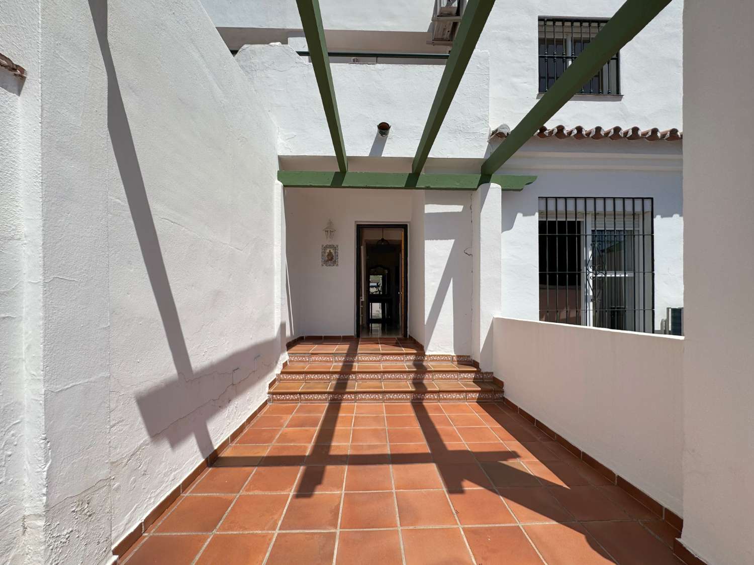 Chalet adosado en exccelente ubicación con parling privado y piscina comunitaria.