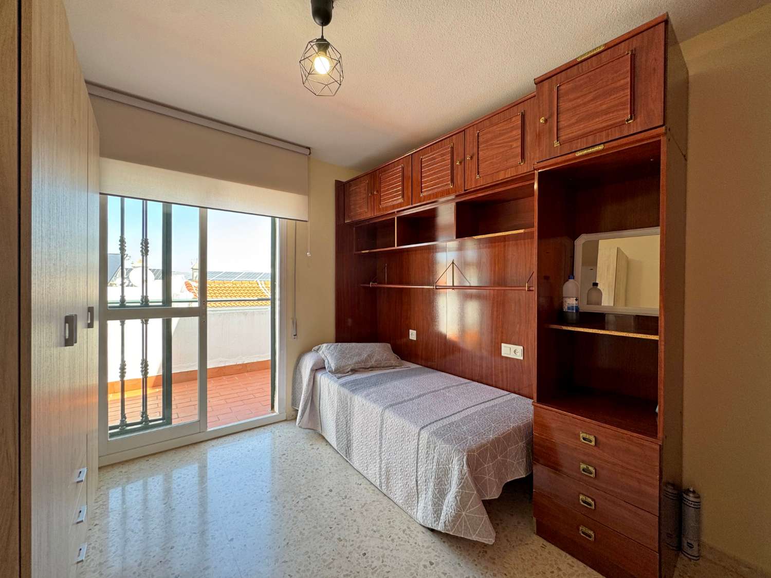 Chalet adosado en exccelente ubicación con parling privado y piscina comunitaria.
