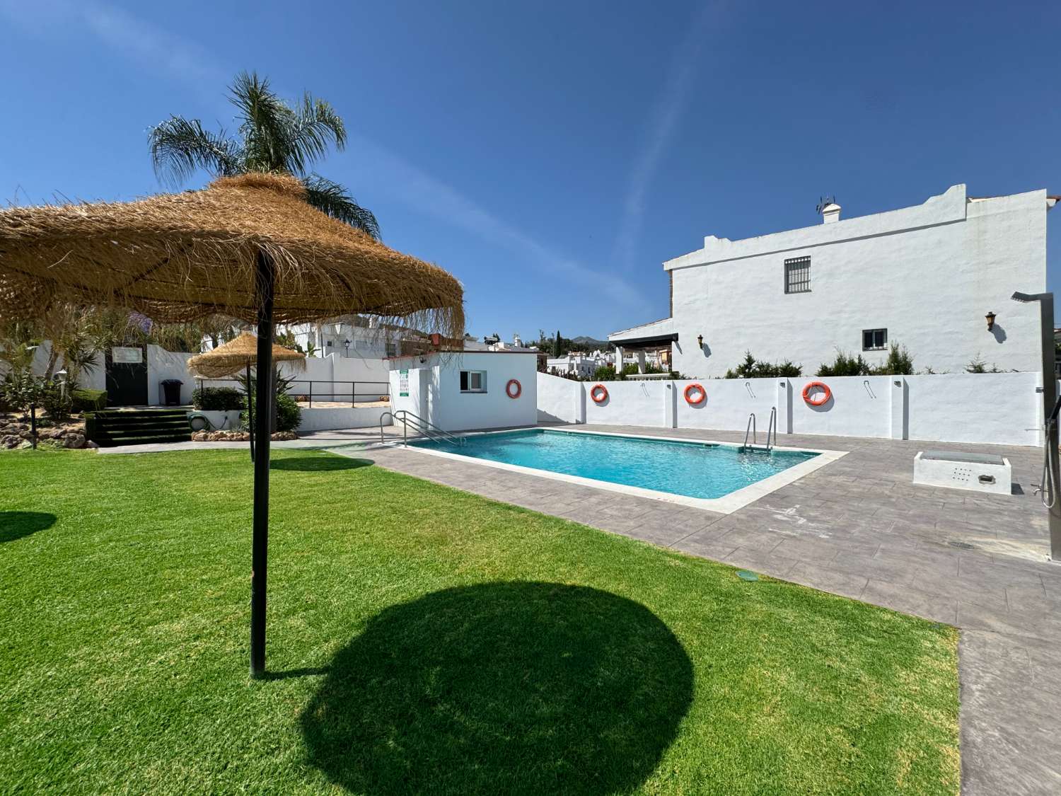 Chalet adosado en exccelente ubicación con parling privado y piscina comunitaria.