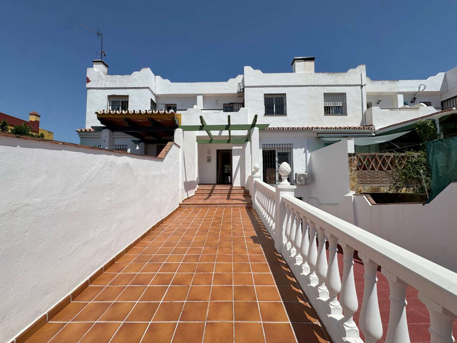 Chalet adosado en exccelente ubicación con parling privado y piscina comunitaria.